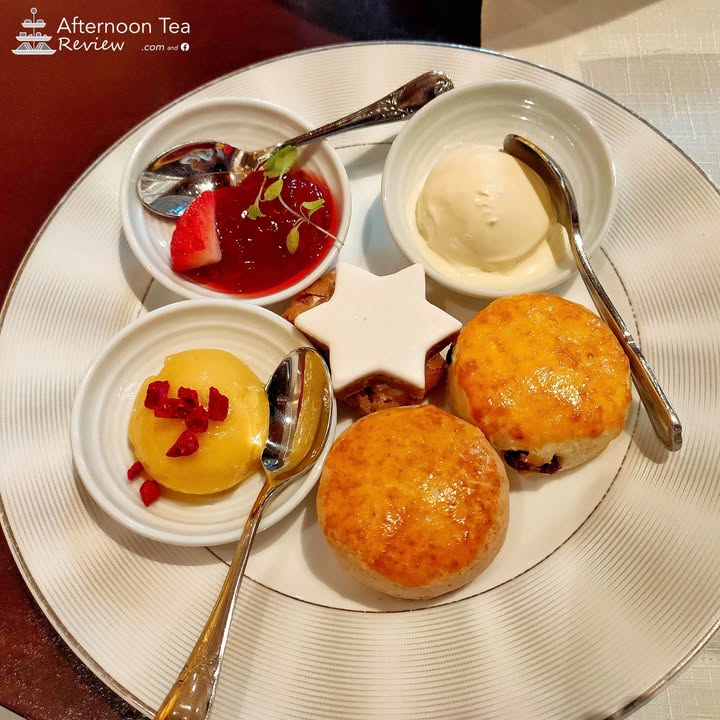 Scones หนุบหนับ แบบ plain และ cranberry ชิ้นกลางที่ข้างบนเป็นรูปดาว เนื้อเหมือน puff หนา ๆ กลิ่น cinnamon ชัดมากค่ะ Passion fruit curd เปรี้ยวมาก ส่วนตัวชอบ Strawberry Vanilla Jam มากกว่า 🍯