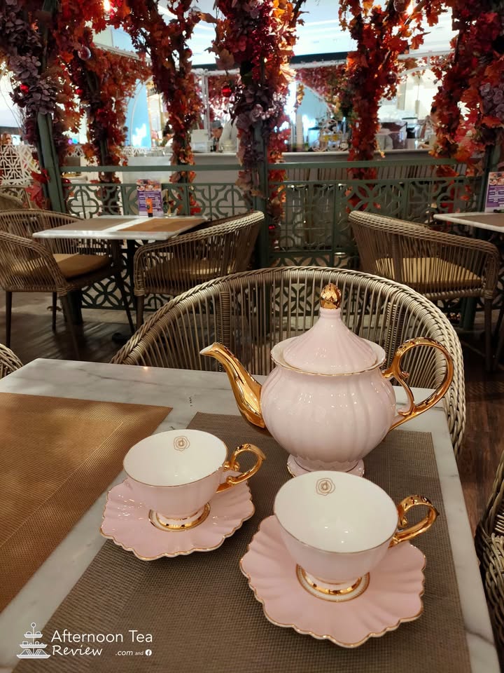 ชุดถ้วยกาสวยดีค่ะ ร้านตกแต่งเหมือนอยู่ในสวนตอนฤดูใบไม้ร่วง บรรยากาศสบาย ๆ และในร้านกลิ่นไม่แรงเหมือนตอนเดินผ่านข้างหน้าค่ะ 😂