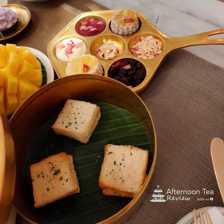 แซนด์วิชที่ว่างง เป็น egg salad ทั้ง 3 ชิ้นค่ะ