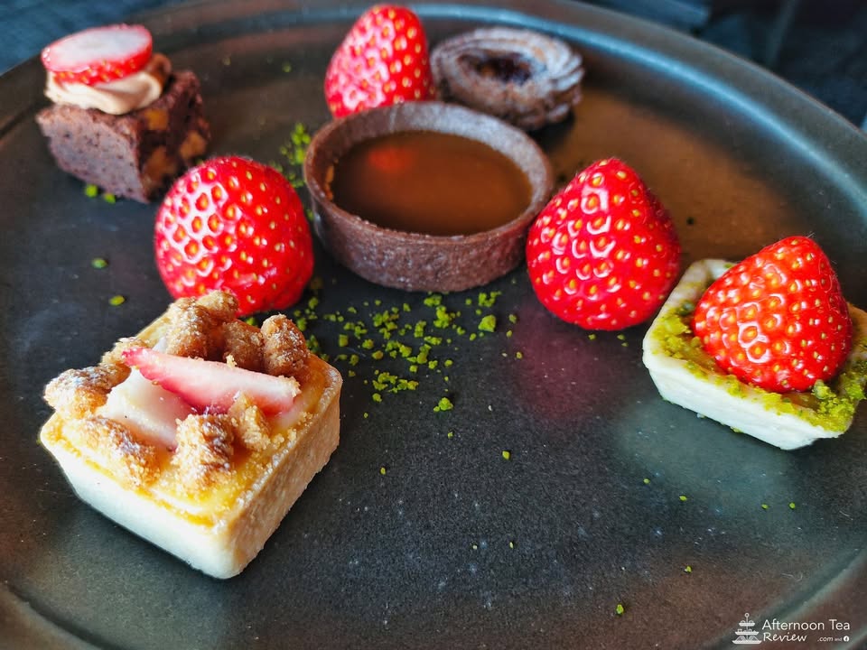 สิ่งที่เลือกเอง 4 ชิ้นค่ะ (จริง ๆ ก็คือเลือกตัดออก 1 🤣) ชอบ cookie ไกลๆนั่นที่สุดค่ะ