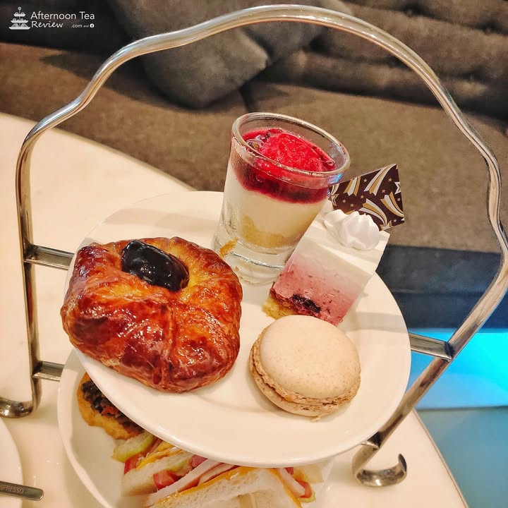 danish ชิ้นซ้ายสุดเคี้ยวสนุกดี macaron ก็โอเคนะคะ อีกสองอันออกหวานและเลี่ยนไปหน่อยค่ะ
