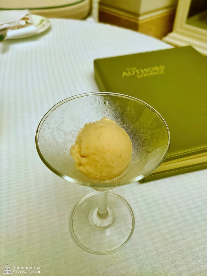 Jasmine Queen Tea and coconut sorbet อันนี้เป็นของเซ็ตตะวันออกค่ะ ของตะวันตกเป็น Grapefruit and Champagne sorbet (ไม่แน่ใจ ไม่ได้ชิมอันนั้นค่ะ)