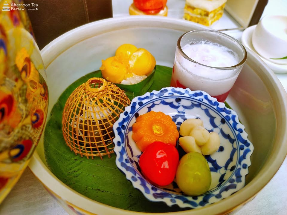 ขนมไทย กระทงเล็ก ๆ นั่นข้าวเหนียวมะม่วงค่ะ ในสุ่มก็คือขนมเปียกปูน ส่วนถ้วยสีชมพูคือทับทิมกรอบ