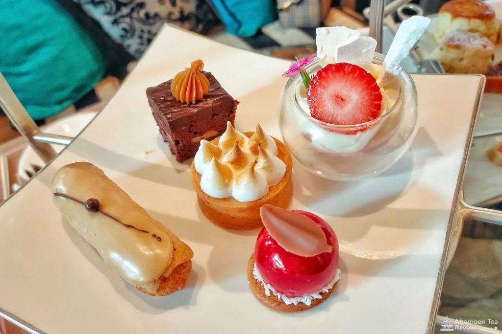 ของหวานของอีกเซ็ตนึง มี Chocolate แทน Blueberry cheesecake เพราะเพื่อนแจ้งพนักงานว่าไม่ทาน Blueberry ค่ะ แต่ก็อดสงสัยไม่ได้ว่าจริง ๆ Blueberry ไม่ได้มีอยู่ในเซ็ตอยู่แล้วหรือเปล่า เพราะในเมนูก็ไม่เห็นมี แต่พอคนนึงถามถึงก็เลยใส่มาในอีกเซ็ตนึงให้ 😅😅😅 เราก็ไม่ได้อยากกินนะคะ (มันไม่อร่อยอะ 55555)