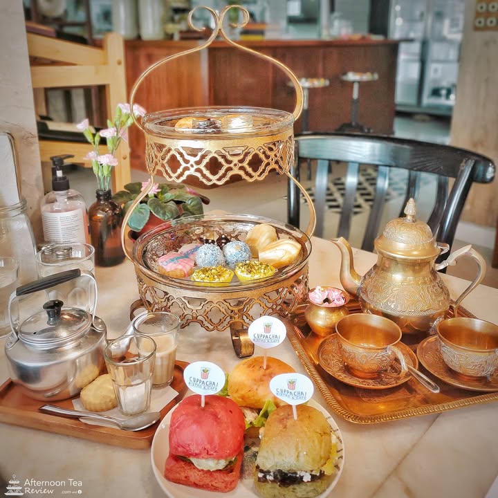 ถาดกาสีเงิน คือ Masala Chai ที่สั่งเพิ่มมาจากในเซ็ตค่า เป็นชาแบบเดียวกัน ผสมนมมาเลยเหมือนกัน แต่กาเล็กกว่าก็จะรู้สึกถึง spice ชัดเจนกว่าค่ะ 😋