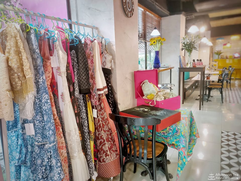 คาเฟ่นี้ co กับ designer เป็นฤดูกาล มีมุมแฟชั่นด้วยค่ะ เอามาลองใส่ถ่ายรูปเล่นได้ด้วยล่ะ 😍