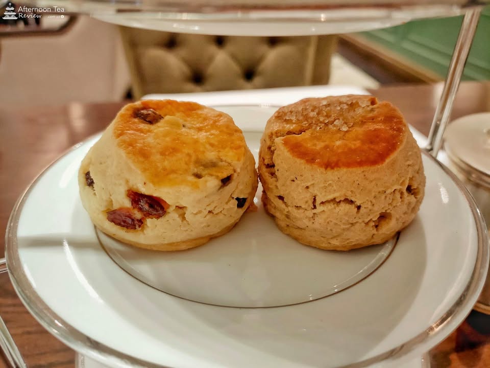 Scones อุ่น ๆ กำลังดี 💕 แนะนำ Raisin ค่ะ Earl Grey ค่อนข้างแห้งไป