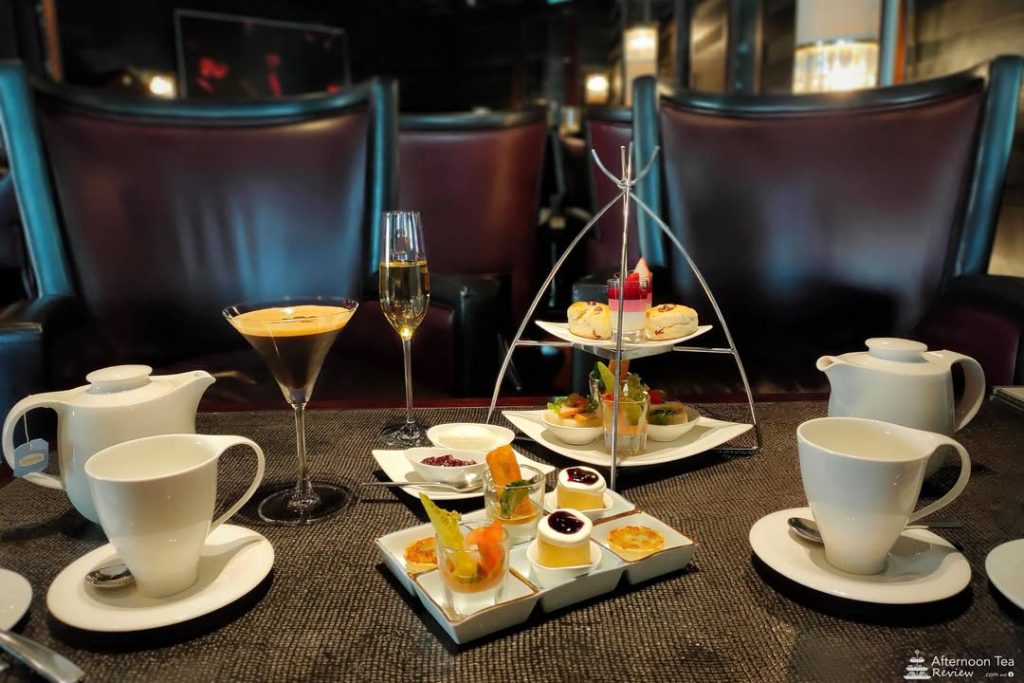 Classic Afternoon Tea Set (จริง ๆ Martini กับ Champagne อยู่อีกเซ็ตนึงนะคะ เพิ่งรู้ตัวว่าเอามาวางเกิน 😅)
