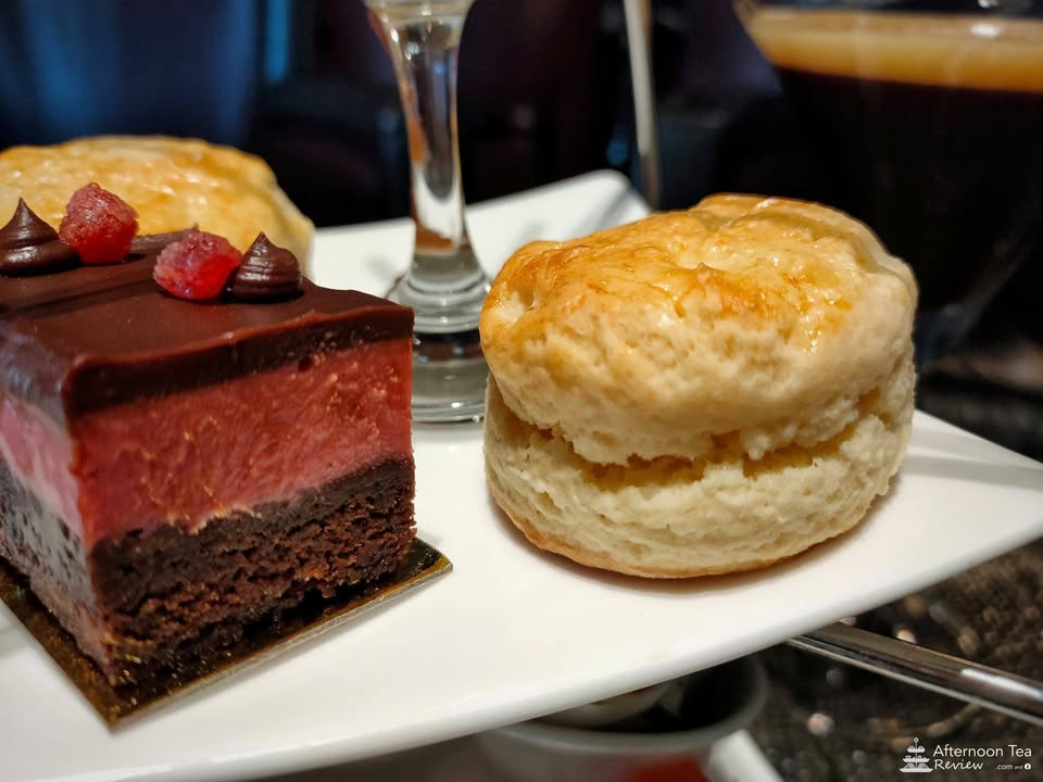 ของกินในเซ็ต Premium Afternoon Tea Scone ดูแบ่งชั้นสวยมากเลย แต่บิดไม่ออกค่ะ 🤣