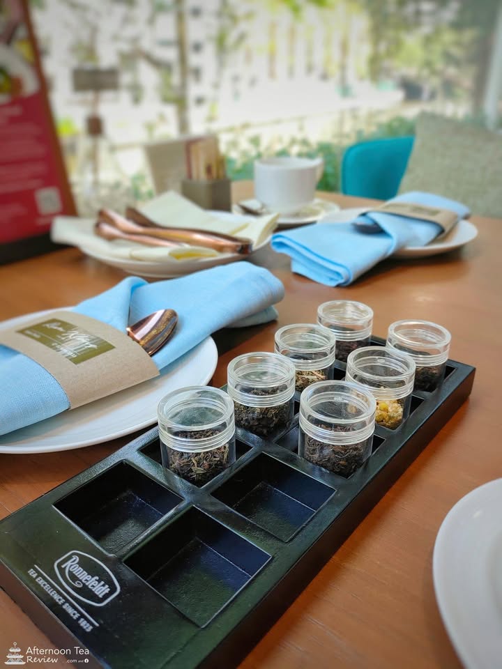 ชาทั้ง 7 ของ Ronnefeldt มี English Breakfast, Darjeeling Earl Grey, Fruity Camomile, Milky Oolong, Mint, Jasmine Summer Gold, อีกอัน.. ลืมค่ะ 😂