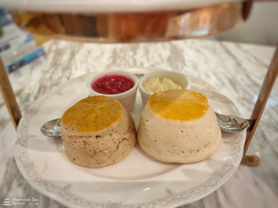 ชั้นล่างเป็น Scones 2 ชิ้น (ใหญ่มากค่ะ)
