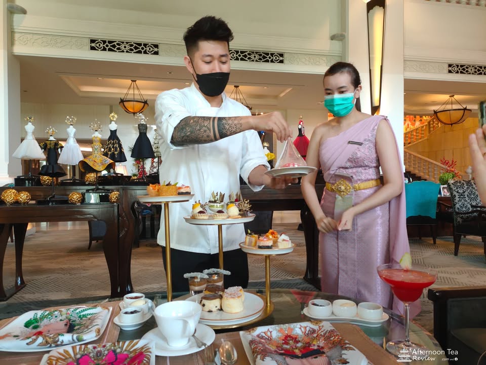 Chef Anupong brought the Fitch Lip to our table 👄💨 and walk us through the feast.