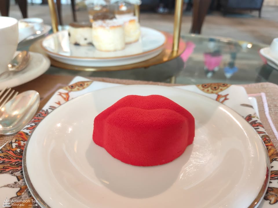 The lip is pretty but a bit hard to picture. It's all in a solid red 🤣