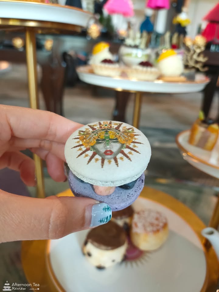 Close up to the fashionista face. I couldn't taste this one as a whole since it's so tall. Divide and conquer in the mouth were required. 😂