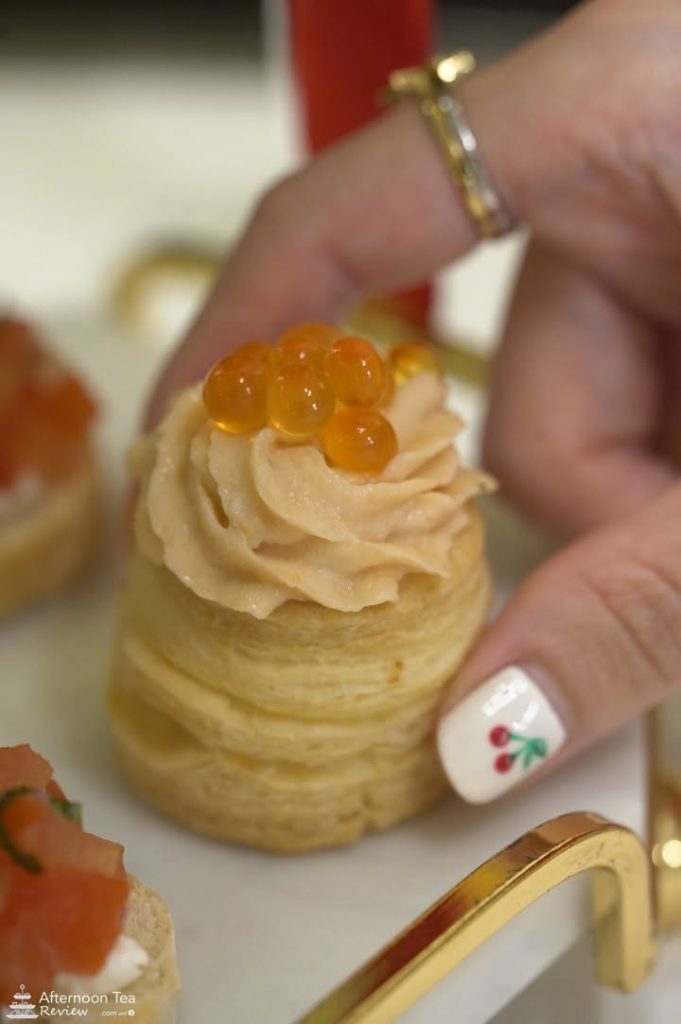 Ikura mini puff (เรียกเอง) จริง ๆ มีนามเต็มว่า Smoked Salmon Mousse on Vol Au Vent นะคะ 😂 ค่อนข้างเค็มเลย ต้องทานพร้อมกับพัฟข้างล่างให้ครบทั้งชิ้นถึงจะพอดีค่ะ