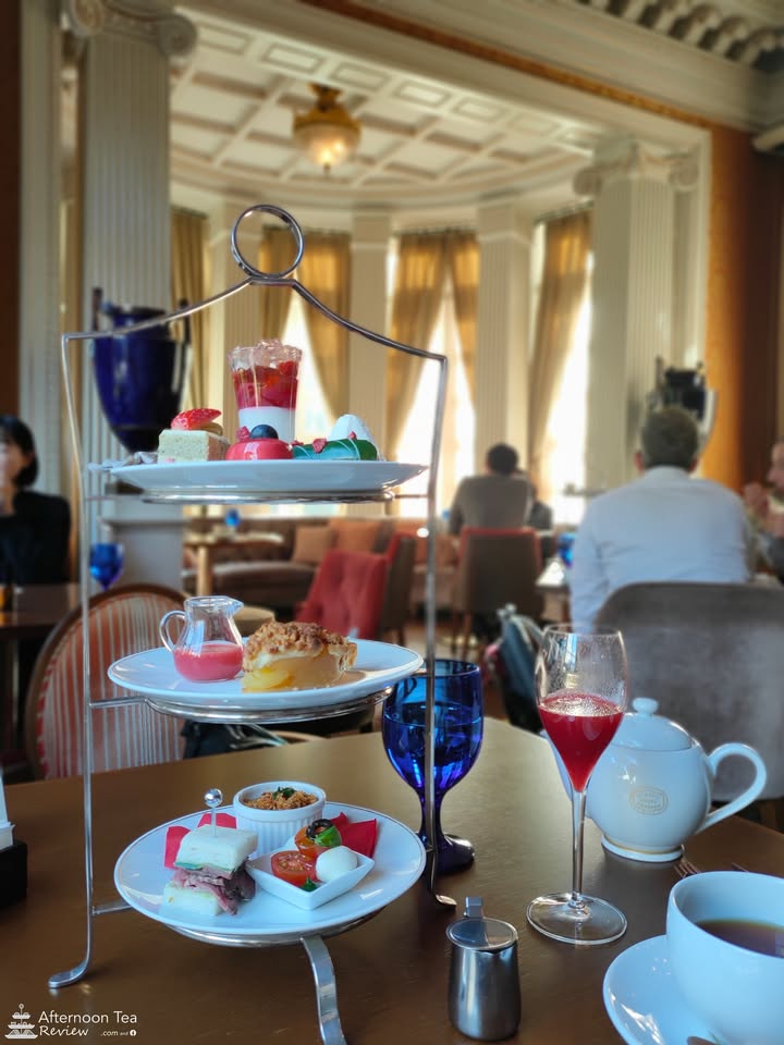 บรรยากาศภายในร้านค่ะ แก้วน้ำเงินคือน้ำเปล่า อีกอัน Welcome Drink เป็น Mixed Berry ค่ะ