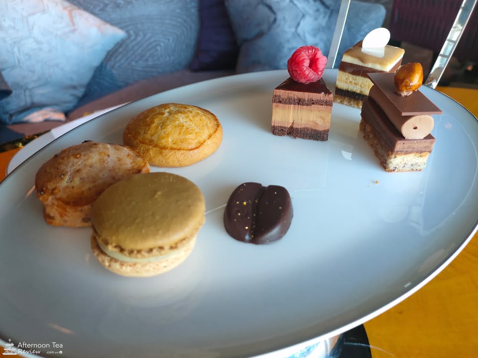 ข้างหลัง Macaron นั่นล่ะค่ะ .. Scones 😱