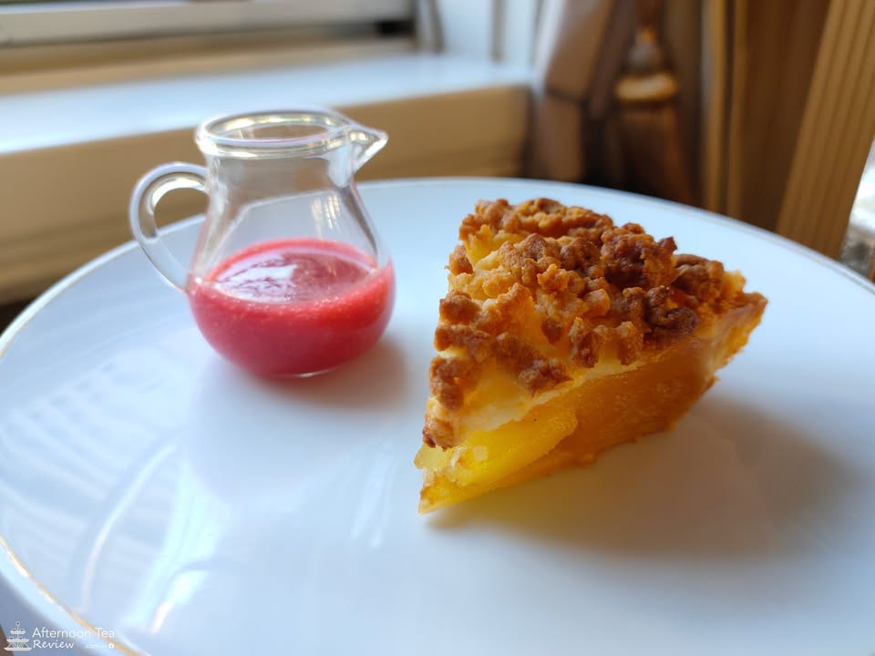 - Berry ที่งงว่าให้กินกับอะไรยังไง 😅 มาสีใกล้กับ Welcome Drink ด้วย - Apple Pie ที่ดีย์