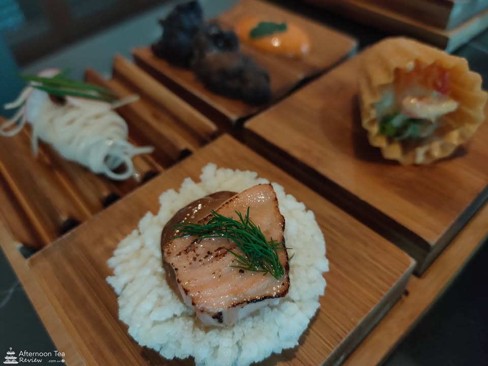 มาซูมดูแต่ละคอร์สกันบ้าง ชิ้นหน้าเป็น Trout บนข้าวเกรียบค่ะ ด้านขวา Lobster Pie