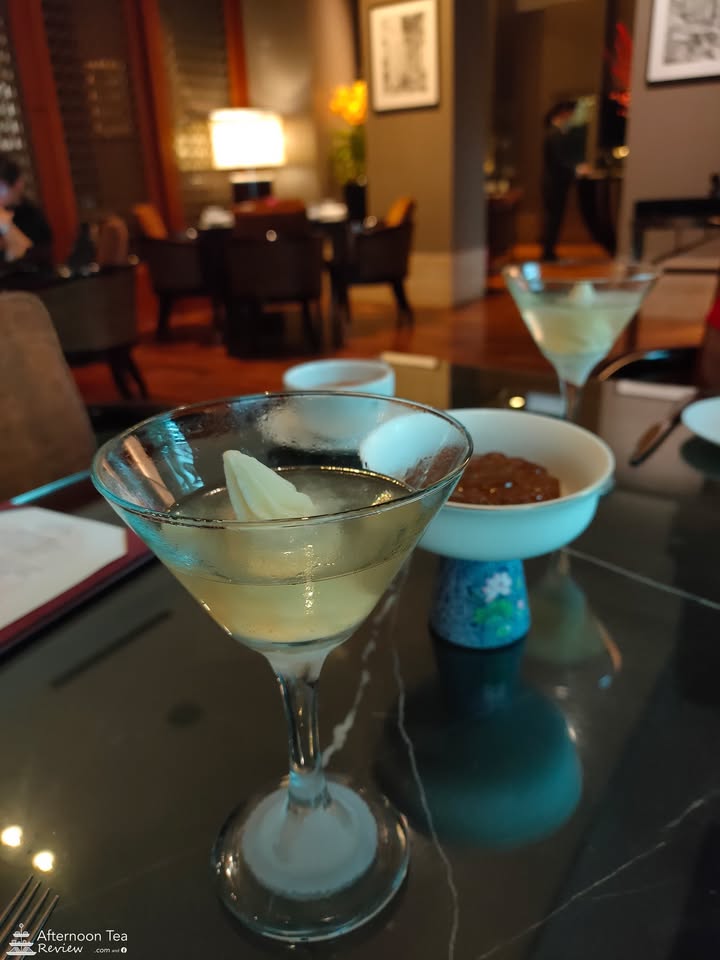 คอร์ส 3 คือแก้ว Sparkling Wine ค่ะ ส่วนคอร์ส 4 คือในถ้วยข้างหลังนั่น วุ้นดอกหอมหมื่นลี้ (Osmanthus) 2 คอร์สนี้กะทัดรัดนักนะ 😅