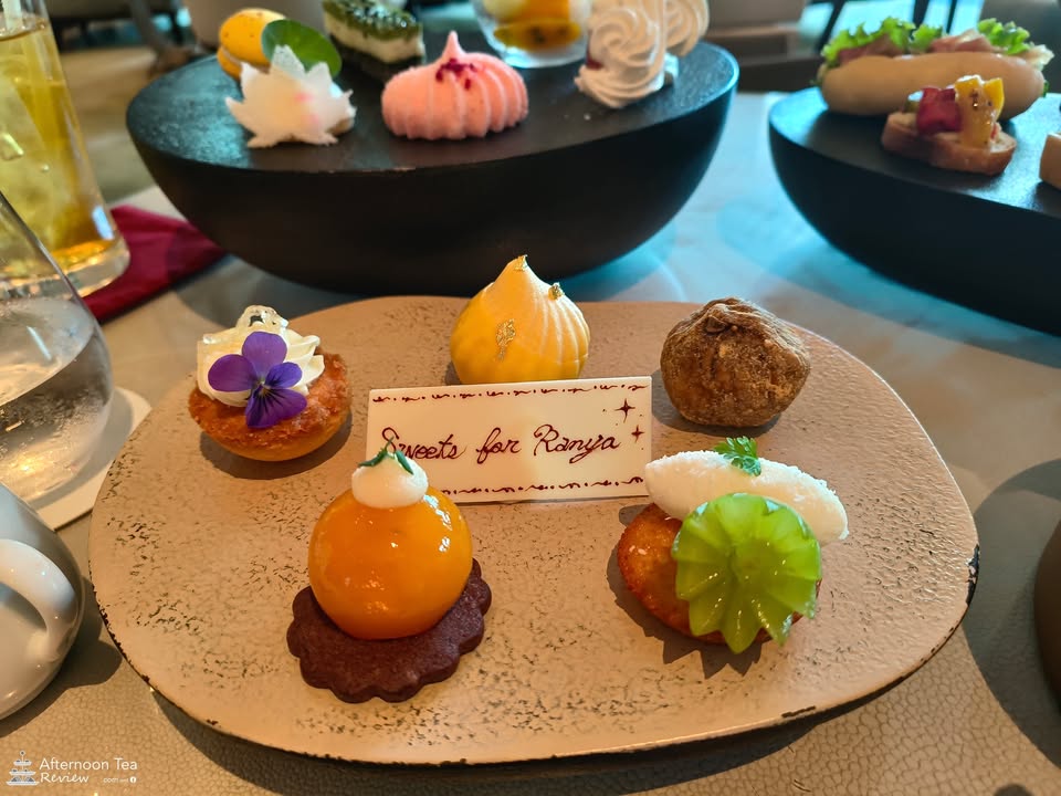 จานของหวานพร้อมป้าย มาทานคนเดียว เลยขอใส่ชื่อตัวเองลงไปค่ะ Sweets for Ranya 😋