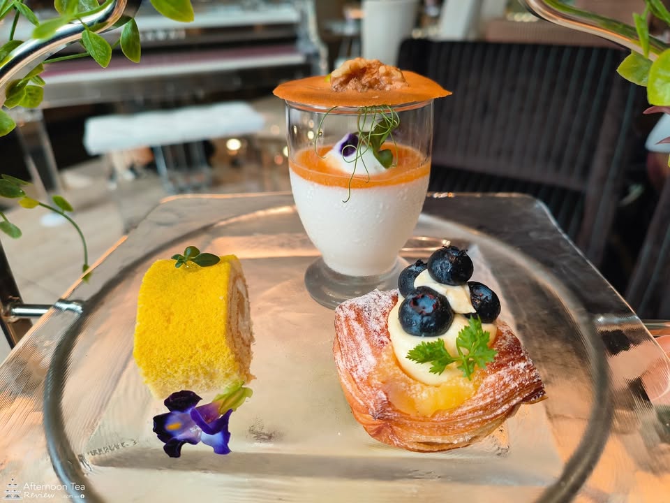 ของหวานชั้นบนสุด ในถ้วยเป็น Coconut Mousse Red Melon Soup (จากการใช้ Google Translate แปล)
