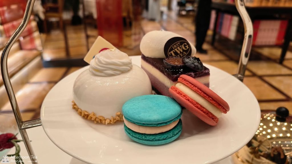 ของหวานรอบนี้พนักงานจัดมาให้เลยค่ะ แต่คิดว่าน่าจะขอเลือกรสชาติ macaron ได้นะคะ